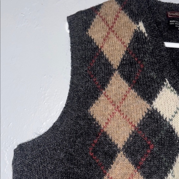 Black and Brown V-Neck Argyle Sweater Vest - Picture 3 of 6